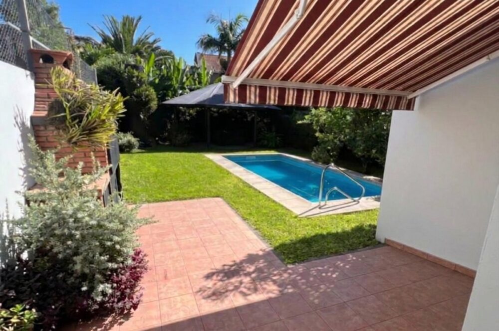 Jardin desde la casa con toldo