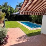Jardin desde la casa con toldo