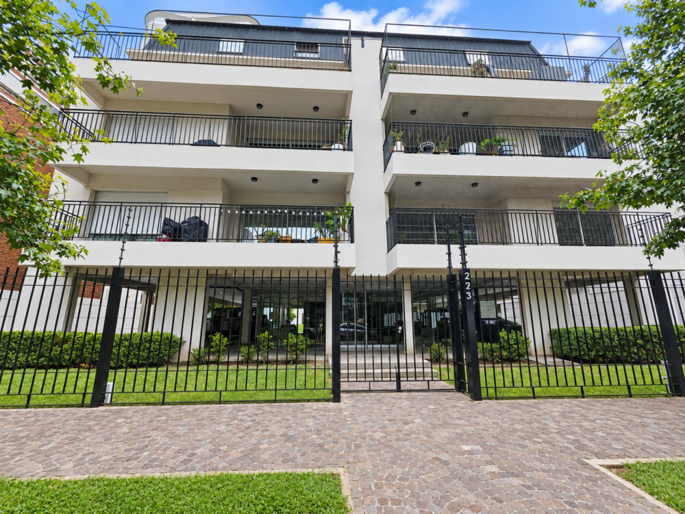 Edificio moderno con balcones y jardín
