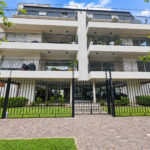 Edificio moderno con balcones y jardín