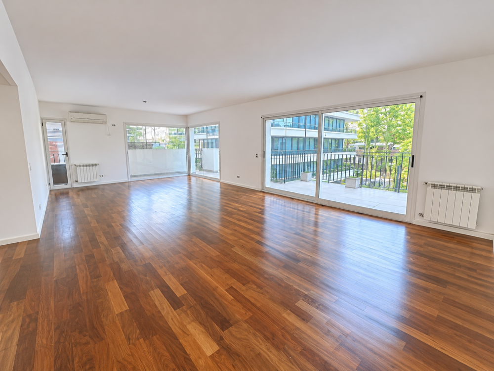 Salón moderno luminoso con balcón
