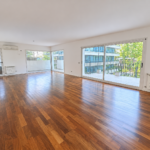Salón moderno luminoso con balcón